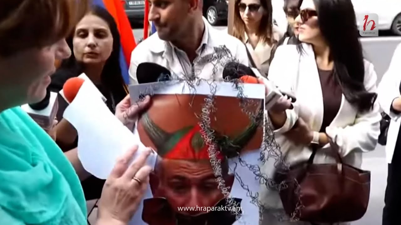 Փշալարերը հանեցին սրբազանների գլխից, դրեցին Փաշինյանի լուսանկարին