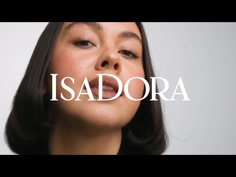 En kvinna sminkar sig med The All-in-One Lipliner från IsaDora.