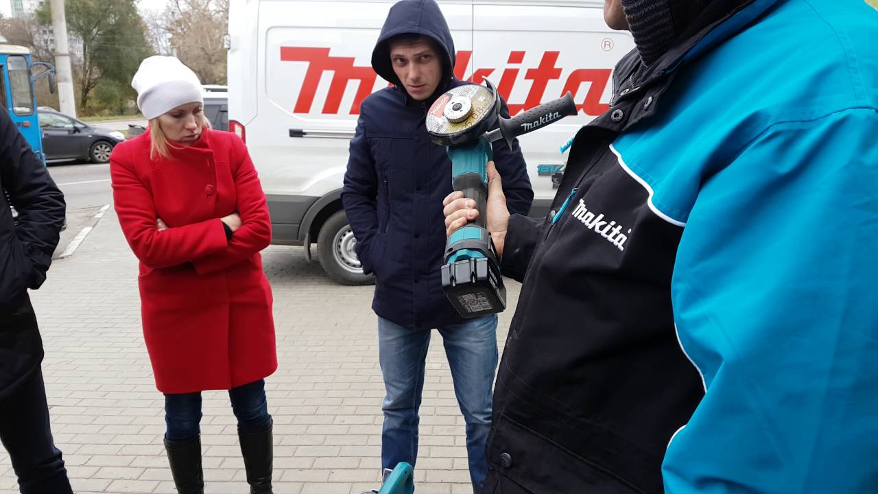 Углошлифовальная машина (болгарка) Makita DGA504RME  акк. ф125мм 18В 2х4Ач Li-ion 8500об/м 2.5кг