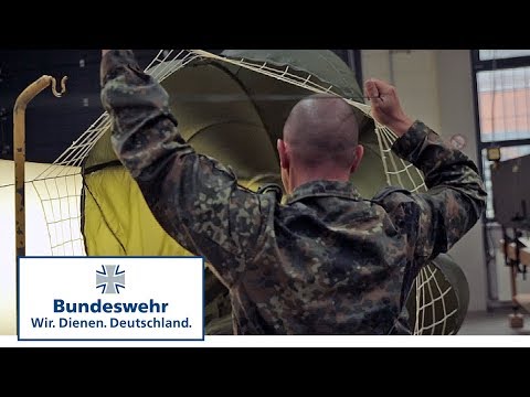 Lebensversicherung: Instandsetzung von Fallschirmen der Bundeswehr