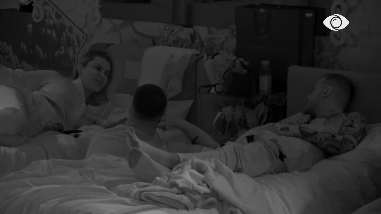 Kam ikur tre herë me gomone/ Rike bisedon me banorët për të ëmën: Është një femër e bukur