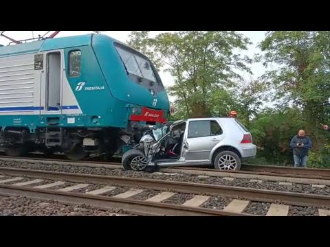 Udine, auto travolta dal treno al passaggio a livello