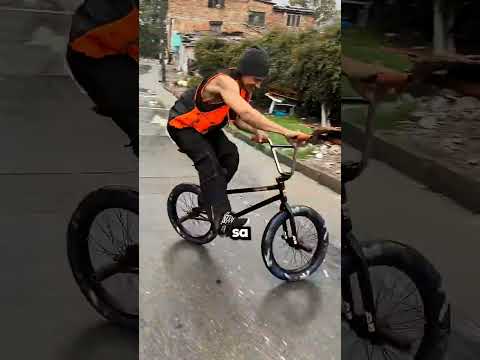 🚲 Il rentre chez lui à vélo sans freins sous la pluie… ce qu'il fait pour s'en sorti...