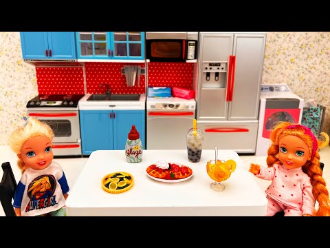 Elsa and Anna toddlers surprise breakfast for Mother's Day