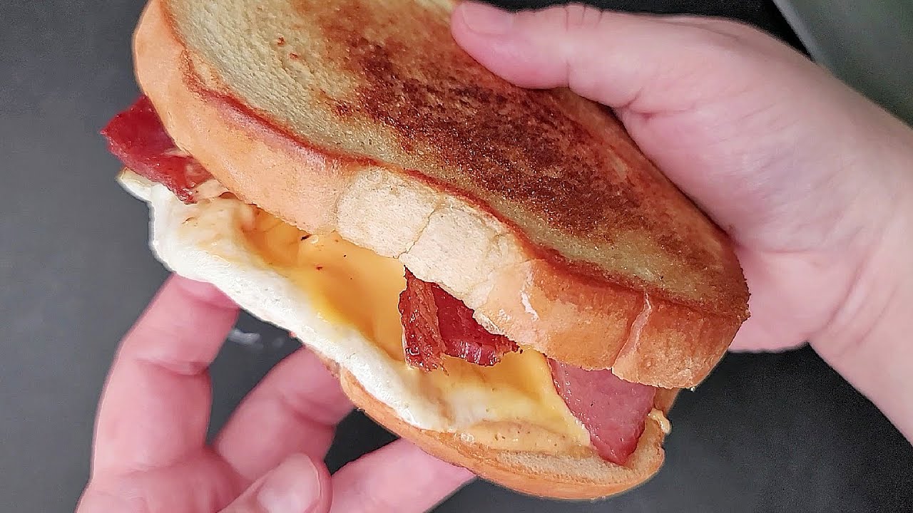 BREAKFAST SANDWICH Bacon Egg & Cheese Sandwich