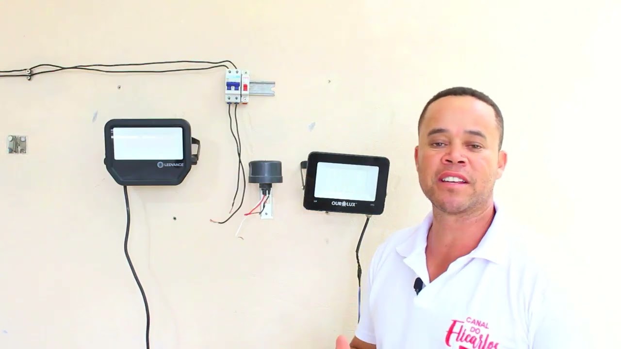 Watch Now Instalação de fotocélula 220V com dois refletores Instalação de fotocélula 220V com dois refletores