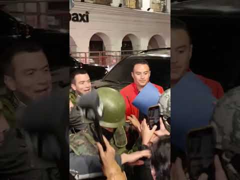 Daniel Noboa Azin saludó con simpatizantes en las afueras de la Gobernación #Cotopaxi  en #Latacunga