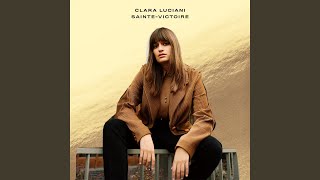 Kadr z teledysku Cette chanson tekst piosenki Clara Luciani