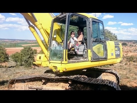 REAL EXCAVATOR managed by 6-year-old boy | Oier made pits with a HITACHI 21 tons