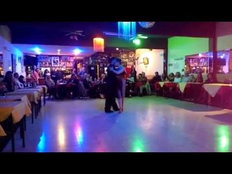 PAOLA TACCHETTI Y ALEJANDRO HERMIDA.  BAILAN BAHIA BLANCA