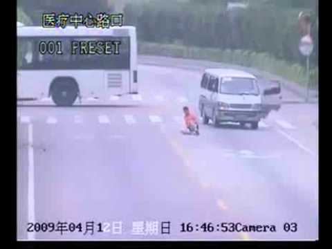 Un homme cours derriére un ballon