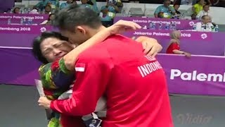Ibu Jonatan Christie Masuk Lapangan usai Pertandingan, Peluk Jojo Sambil Menangis Haru