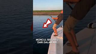 Download lagu Mengira Dapat Ikan Yang Sangat Besar, Pria Ini Dikejutkan Dengan Hal Ini #shortsfeed #respect #fypシ mp3