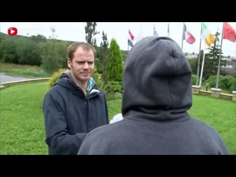 Julča agresivně napadá reportéry TV NOVA - mám právo sedět