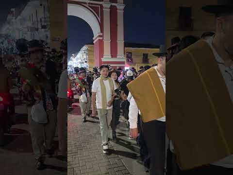 Huamanga Las llamas cargando chamizada pasan por parque Sucre de Ayacucho, con sus banderitas🇵🇪