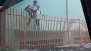 Download lagu Anak bolos sekolah loncat dari atap jendela dan pagar, tapi apa yang terjadi mp3