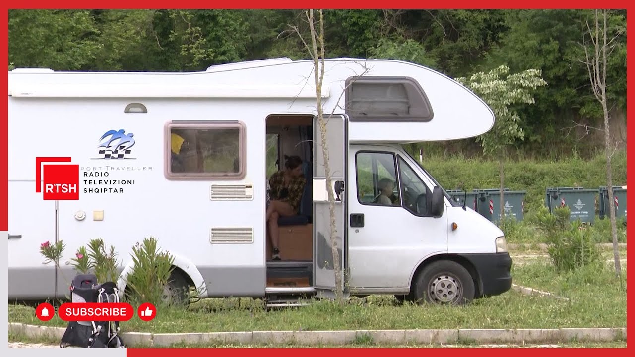 Turistët me rulote pranë Syrit të Kaltër, një hapësirë e posaçme për të huajt që të shijojnë jugun