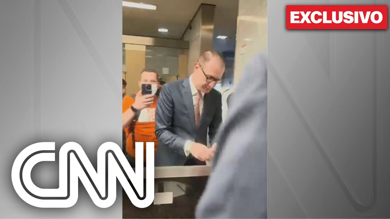 Advogado de Lula é ameaçado no Aeroporto de Brasília; assista ao vídeo