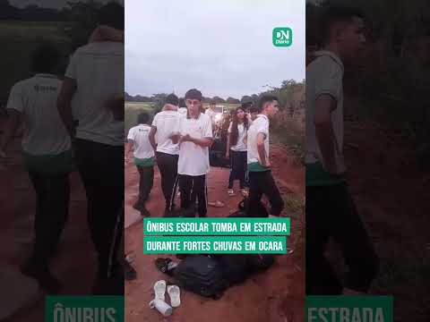 Ônibus escolar tomba em estrada durante fortes chuvas em Ocara; veja vídeo