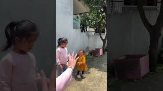 Download lagu wle.. wle... wlee Aizha is wearing a yellow shirt alone 😆 mp3