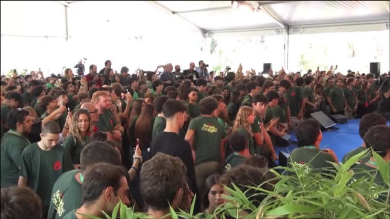 Meloni scherza a festa giovani di FdI: Avete fatto tardi eh? Sono come la prof di matematica