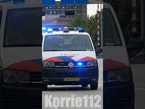 Politie Transporter 6 Groningen met zwaailicht en sirene onderweg