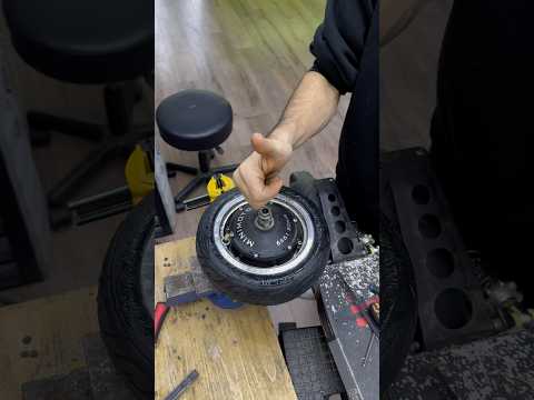 How to Change Electric Scooter Tire in 1 minute 👨🏻‍🔧🛴🤩 #escooter #scooter #change #tyre