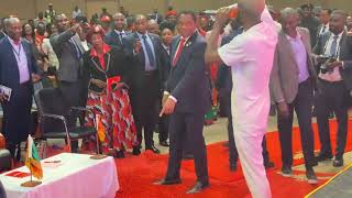 Download lagu Aqualaskin hugs president HAKAINDE HICHILEMA mp3