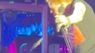 Axl Rose clears his throat before Rocket Queen😱🤢🤮