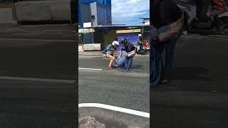 Download lagu kirain kecelakaan motor ternyata pura pura tidur di tengah jalan supaya di angkat # mp3
