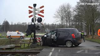 Trein ramt auto op spoorwegovergang in Staphorst