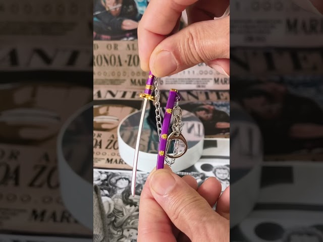 Vídeo relacionado con Alppihym Llaveros de Anime 3 Mini Katanas (9 cm) Espadas Samuráis Legendarias - Wado Ichimonji, Sandai Kitetsu, Shusui - Mercancía de Anime - Regalos y Decoración