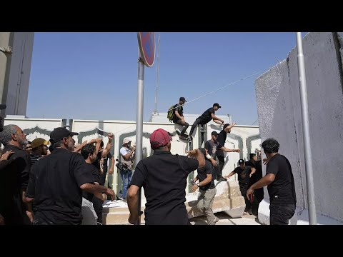 احتجاجات في العاصمة العراقية مع إعلان الزعيم الشيعي مقتدى الصدر "اعتزاله النهائي" العمل السياسي