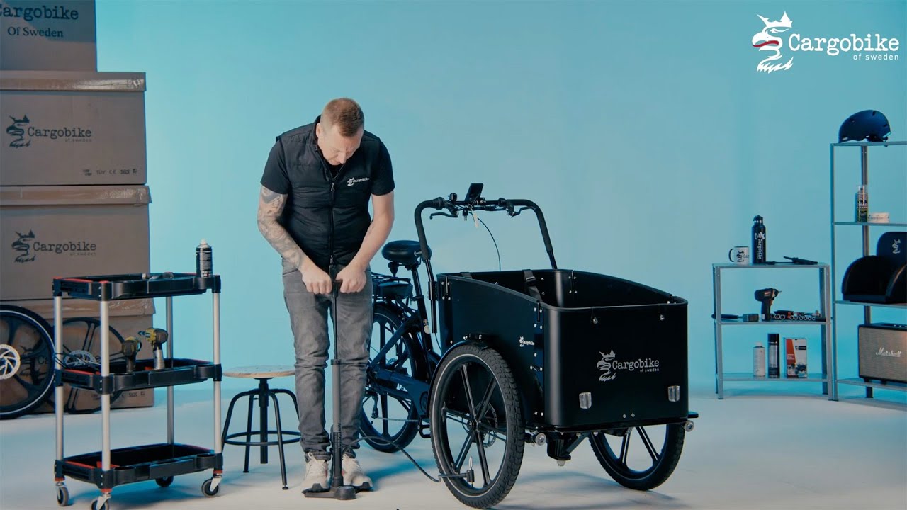 Reifen an einem Cargobike aufpumpen