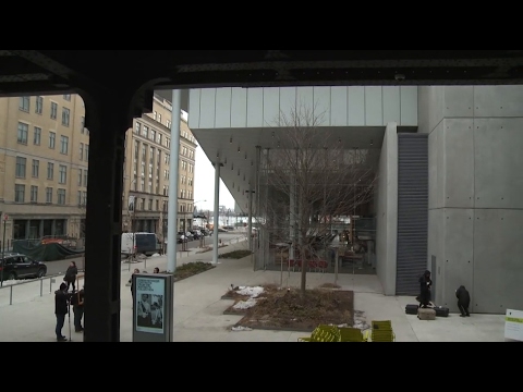 Tory Burch - Women's Autumn/Winter 2017-18 collection in New York (with interview)