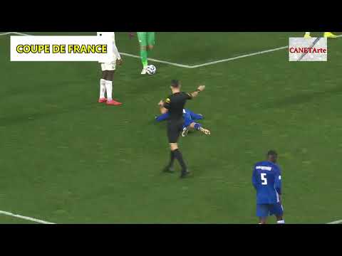 Amine Boutrah sofreu o pênalti após dá uma bela caneta no Mendy