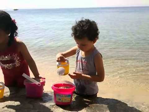 الأولاد في شاطئ نصف القمر