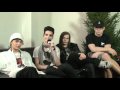 Bill : Salut, nous sommes Tokio Hotel et on sera au Media Markt le 7 avril pour une séance d'autographe.