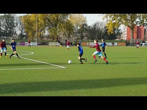 Hier wordt een vrije trap veroorzaakt. Gele kaart voor de Zwaluw.