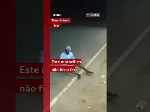 Motociclista escapa ileso de carro em alta velocidade mas sua moto vira projétil