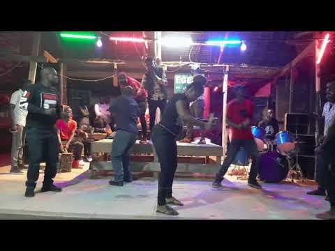 Javan macjudo performing Hera tek tweta @ Wuod Ajigo son Fundraising..