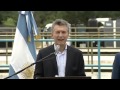 Una bandera nacional golpeó a Macri cuando hacía referencia al "trabajo de calidad"