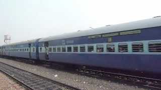 preview picture of video 'Inde 2010 : Jammu - Chandigarh - Passage d'un train'