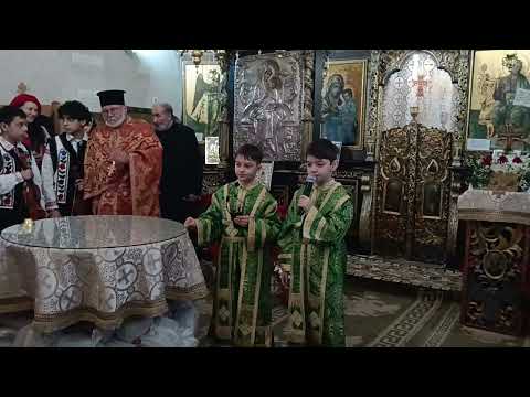 Rareș Prisacariu i-a colindat pe credincioșii prezenți la slujba de Crăciun la Biserica Sf. Gheorghe