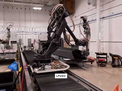 Des bras robotiques impriment en 3D un bateau-drone, une entreprise de Floride vise une production militaire plus rapide