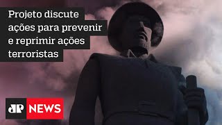 Ataque contra estátua Borba Gato reacende discussão sobre lei antiterrorismo no Brasil