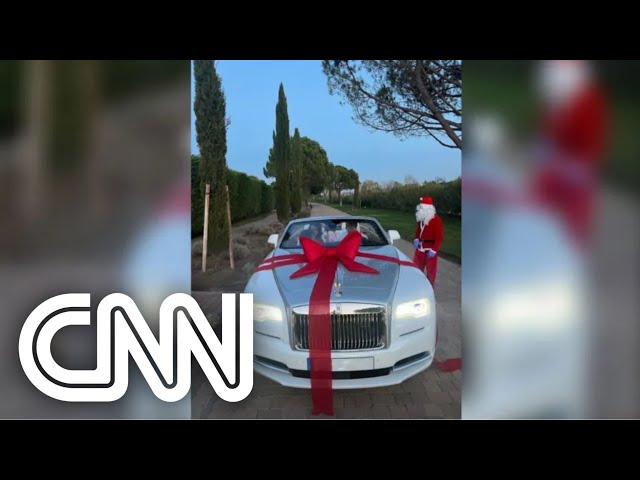 Cristiano Ronaldo ganha carro avaliado em R$ 7 milhões de presente de Natal da esposa Cristiano Ronaldo ganha carro avaliado em R$ 7 milhões de presente de Natal da esposa