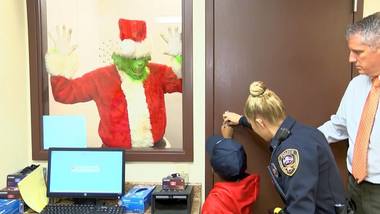 Cops Respond After Boy Calls 911 to Report â€˜Grinch Is Stealing Christmasâ€™ - YouTube