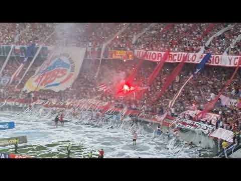 "Así recibió la afición al Junior de Barranquilla." Barra: Frente Rojiblanco Sur • Club: Junior de Barranquilla