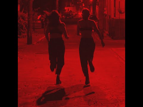 Huir - María Centeno & Sofia Macchi (Audio oficial + Lyric video)